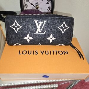 Louis Vuitton Black and White Women's Wallet with the LV box